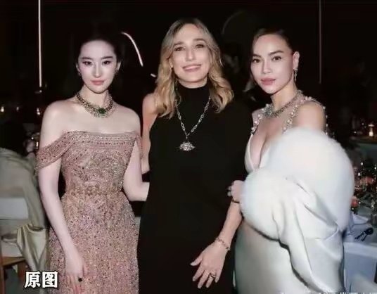 #宝格丽越南公关回应刘亦菲裁掉胡玉荷#其实还是有点不尊重人家吧[泪奔]不得不说这公关很及时，虽然已经被骂了
你们觉得刘亦菲这是不尊重人吗 ​