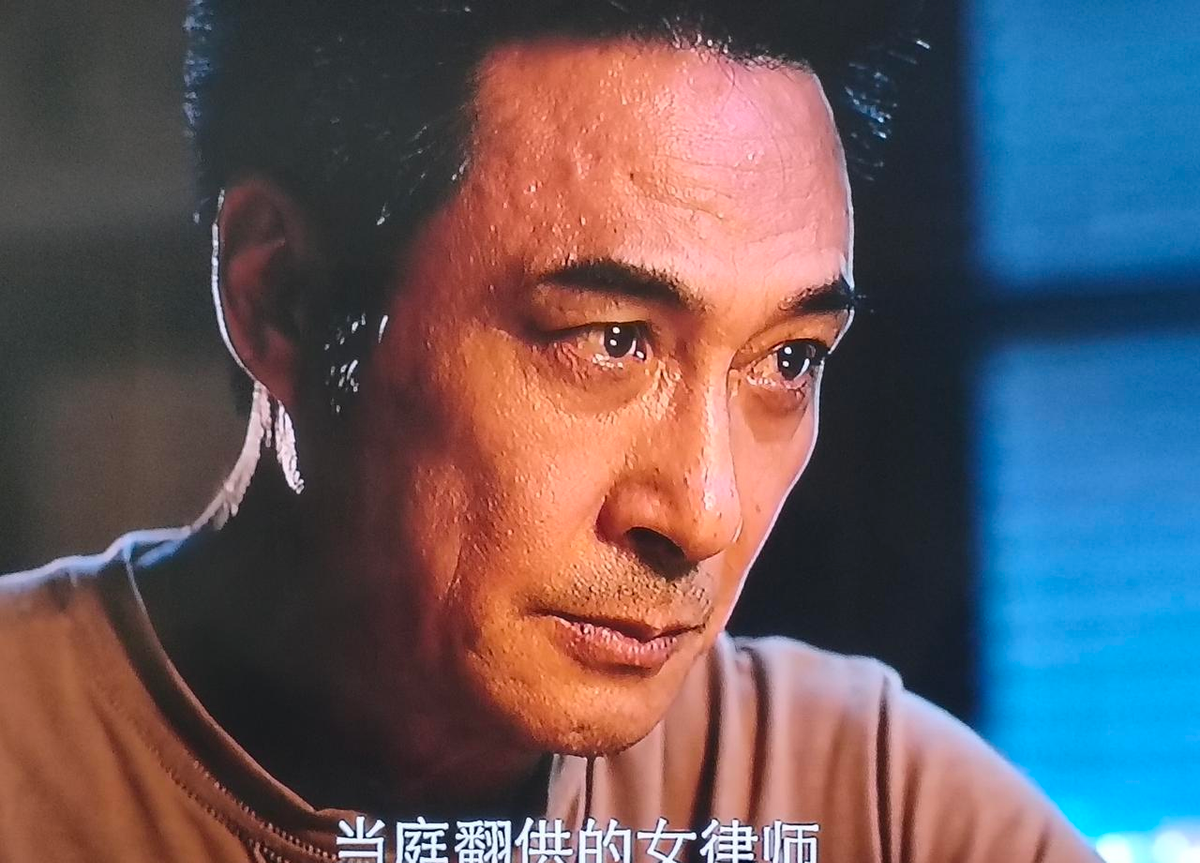 我弃了《蝉》。
钟楚曦和吴镇宇演得都挺好，但我看不下去。
主要那些案子，全是冤案，一个套一个，看到后来我老走神。
不是剧情不抓人，是心里堵得慌。
丁宁一个人在那里查，查一步被堵一步，周围没一个人站她那边。
有一场她半夜在办公室看卷宗，台灯只照着桌面上那一小块，脸一半是暗的。
我盯着看了一会儿，就把视