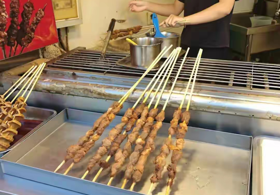 🚨夜市15元网红羊肉大串翻车！成本仅3块多，竟是鸭肉刷羊油！

逛夜市是不是经常看到超大串“羊肉串”，标价15元一串，看着分量十足特别诱人？

记者调查发现，不少摊位售卖的网红大肉串，根本不是羊肉！
原料是鸭肉，刷上羊油、加上香精调味，模拟羊肉的味道，普通食客很难吃出来。

算一笔账：真羊 ​