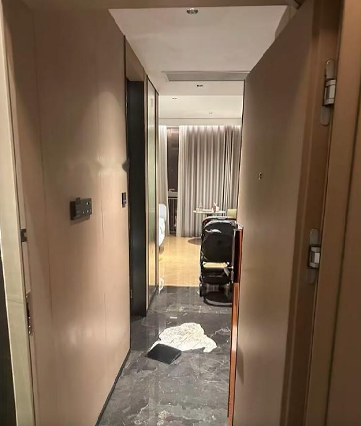 困酒店卫生间4小时，20倍房费够赔断肋骨吗

这桩佛山酒店的纠纷，刚好戳中所有出门住店人的后怕。
第一，这笔账算得太潦草：傅先生两根肋骨、手腕软骨骨折，没穿衣服的孩子冻了4小时差点失温，酒店张口就按20倍房费赔1万6，连后续养伤误工费都覆盖不了，拿房费倍数套人身伤害赔偿，摆明了想快速打发人。
第二，