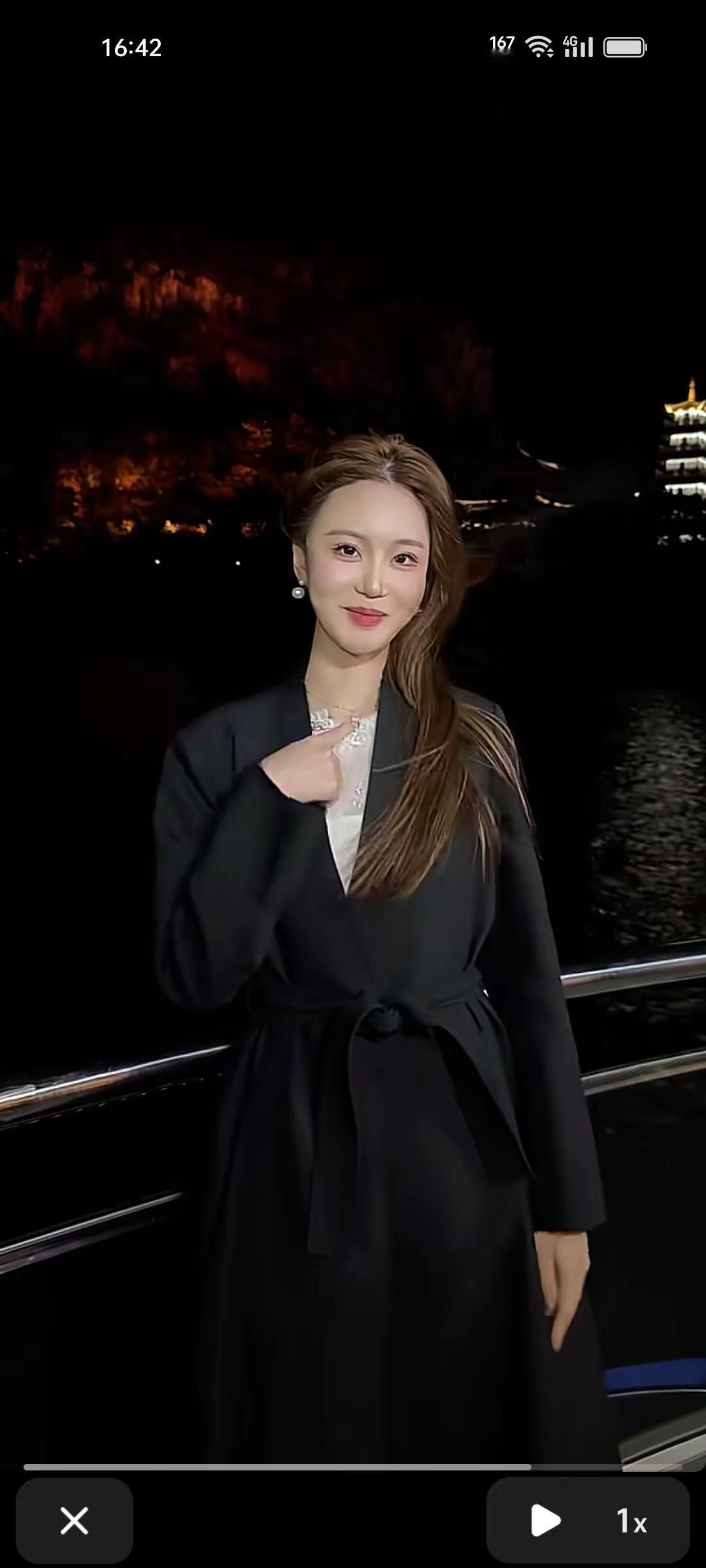 <p>高定礼服 优雅气质 街拍小姐姐穿搭秀 <!--{img:0}--...