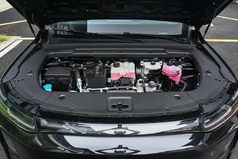 零跑C10完整性能知识解析
 零跑C10是零跑LEAP3.0架构下的中型家用SUV，分为增程版、纯电版两大动力版本，全系后置后驱，主打家用舒适、长续航、高智能，官方指导价12.58‑14.28万元 。
  一、动力系统性能增程版（290km纯电）