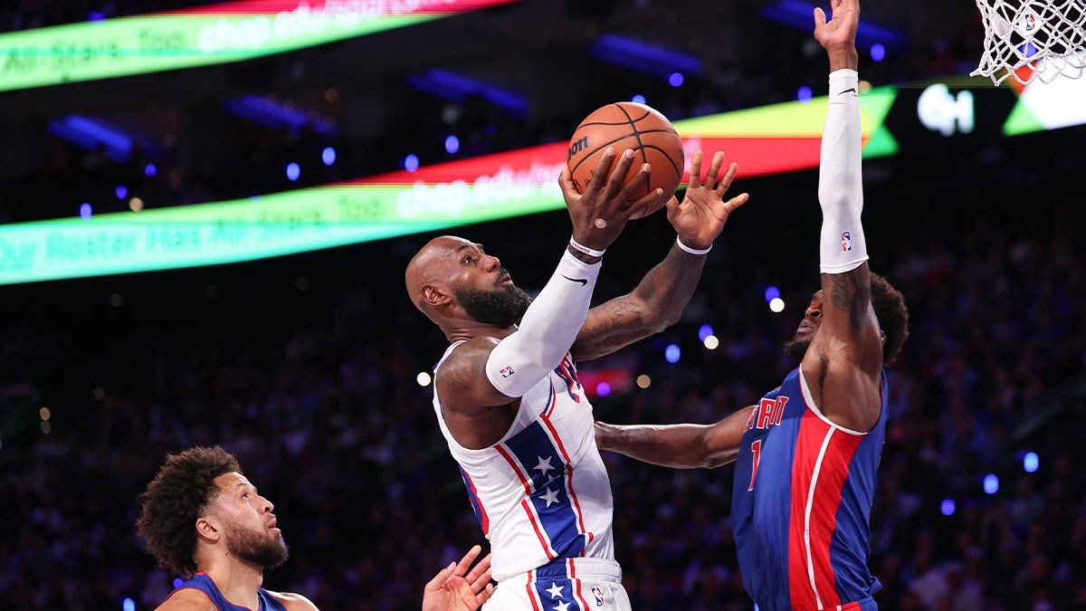#NBA[超话]#不打算长期顶五号位！詹姆斯谈客串中锋：球队需要我就能上

76人主场93‑106输给活塞，恩比德伤缺，詹姆斯被迫客串中锋。詹姆斯赛后坦言，自己并不打算长期稳定出任五号位，但如果前场出现伤病危机，他愿意随时顶上。

76人防守慢热，首节就埋下大坑，最终无力翻盘。马克西砍下29分带队，詹 ​