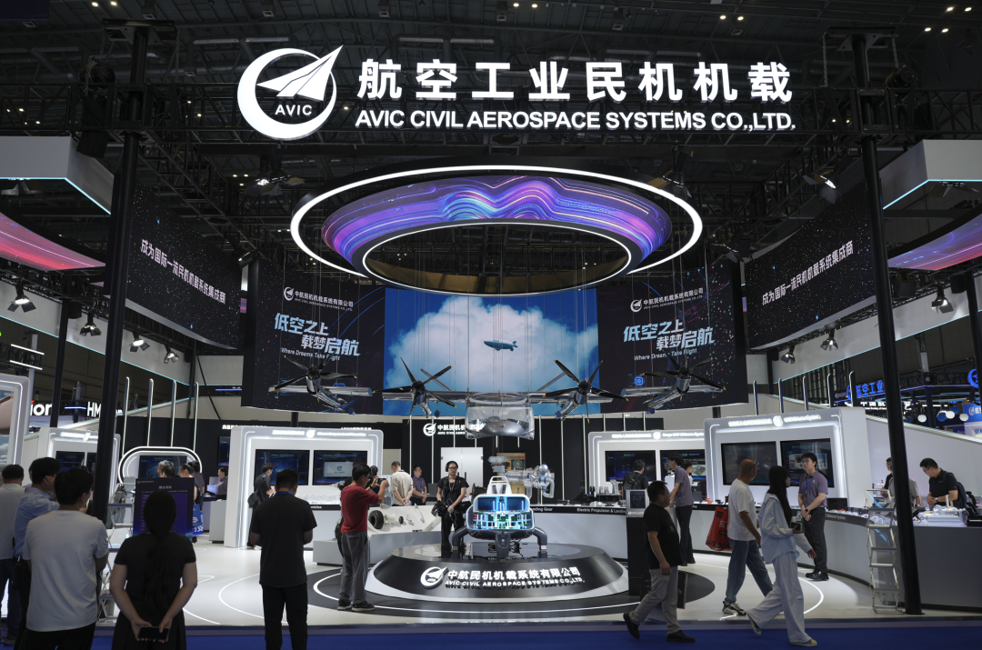 航空工业民机机载携40余家成员单位、近300款机载产品参展。在沉浸式全...