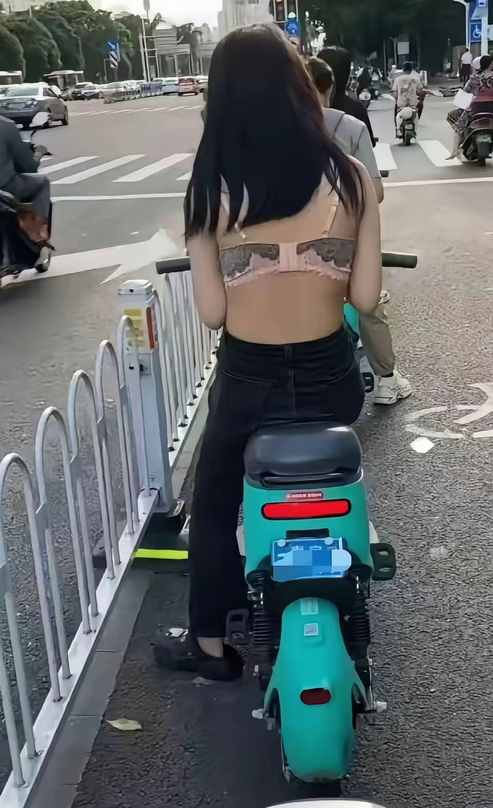 今天早上在街道上看到一个美女穿成这样几出门了，现在美女都这么大胆了吗