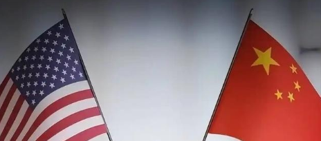 局势彻底翻了个个儿，过去几十年，美国把台湾地区当棋子使，卖武器赚钞票，派军舰刷存在感，隔三差五拿台海说事，一副“我想怎么下就怎么下”的派头，可现在你再看，这颗棋子不但越来越不好使，反倒成了套在美国脖子上的绳索，越勒越紧。

说白了，美国拿台湾当牌打，本来想卡我们的脖子，结果现在这牌烂手里了，反倒把自