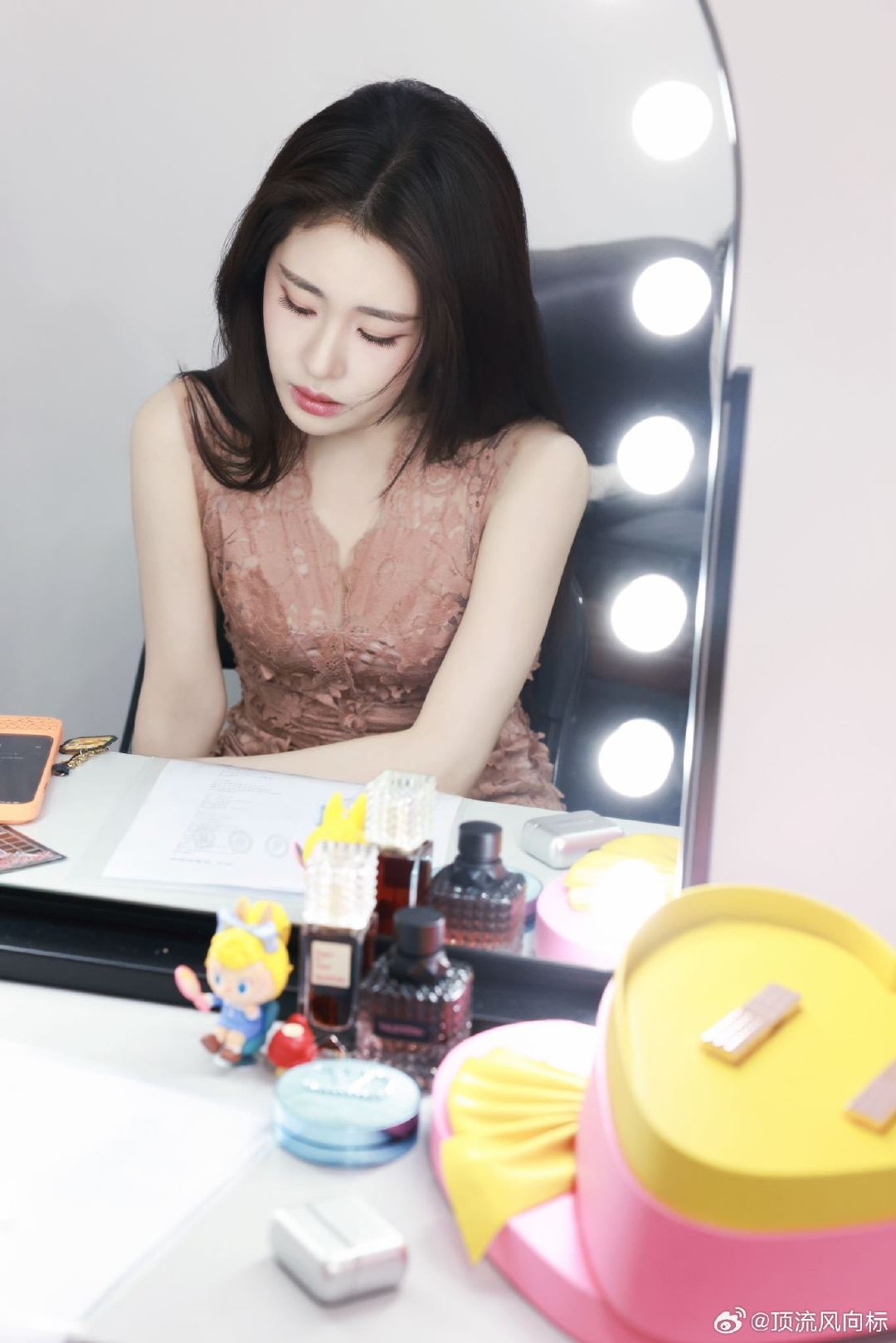 #张碧晨和化妆师抢活干# 今天七夕发布的这组图可以说是震撼美貌了！OMG是眼前一亮的程度，可以有个妆造教程吗真的很需要[开学季][开学季] #急需张碧晨妆面教程# ​