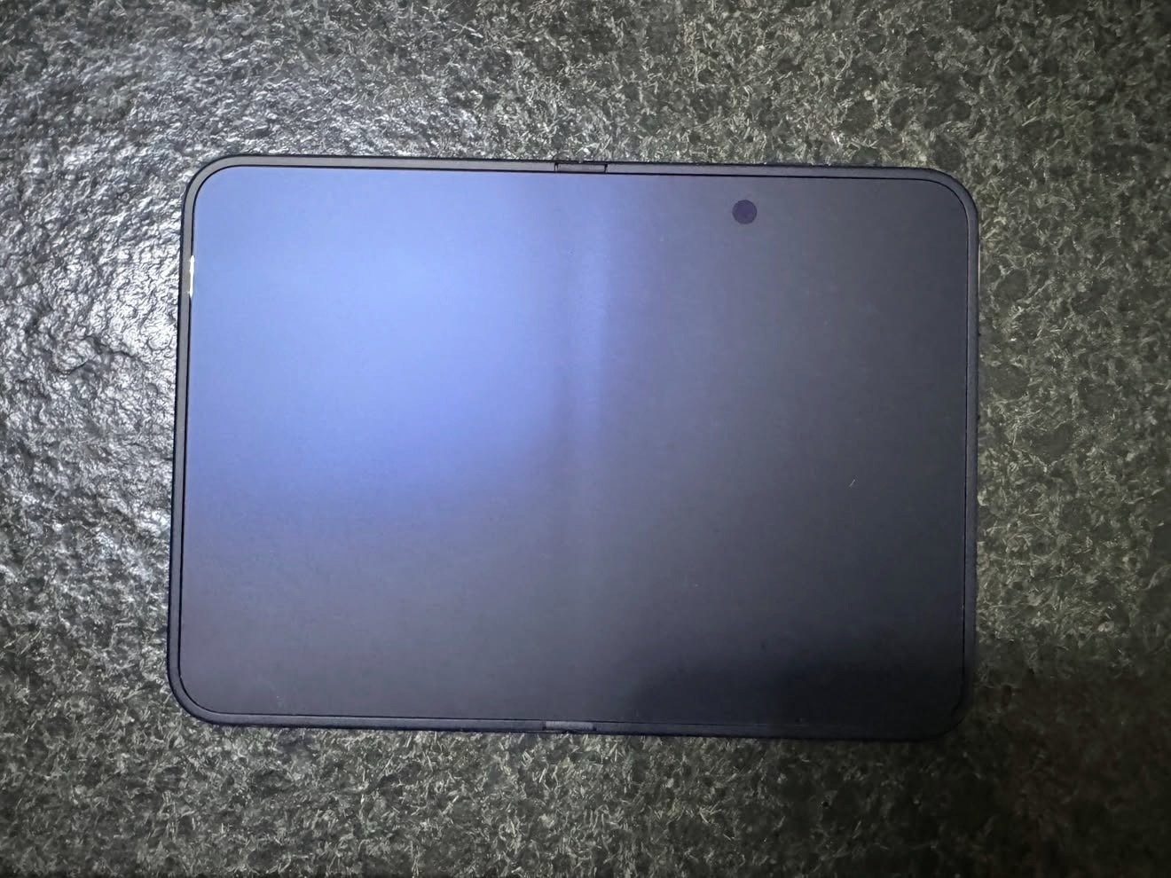 iphone duo刚激活和用了10分钟后的样子
#iPhoneDuo屏幕开裂# ​