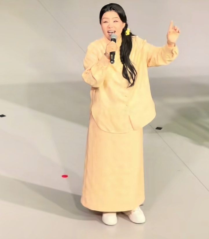小时候我以为他就会唱忐忑，后来我发现只有她能唱忐忑[憨笑]忐忑让人们误判了龚琳娜[懵]太有实力了，这嗓音太舒服。 原来唱的好坏和音响没有太大关系。这种音响都可以随唱原出。 最喜欢老师的小河淌水了，余音绕梁。