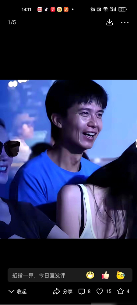 王菲聚会当场发飙，直接把人拽走！
视频里瑞恩对在场多位女性越界，
王菲自己被试探、女儿李嫣被冒犯，全程都没发作。
等对方伸手碰向宋妍霏，王菲一秒起身，直接把人拽离了危险区。
宋妍霏跟窦靖童交好多年，早就频繁出入王菲的私人聚会，
生日局、音乐节都全程在场，早就是默认的自己人。
哪有什么莫名
