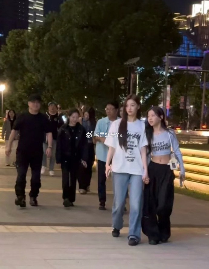 #少女时代sunny参与企划A2OLITE#
我说李秀满新女团帽女味咋这么正！原来背后真正的核心是少女时代成员Sunny李顺圭啊
满叔现在知道了吧 亲侄女和妻子侄子的区别[捂嘴哭] ​#娱乐[超话]# ​
