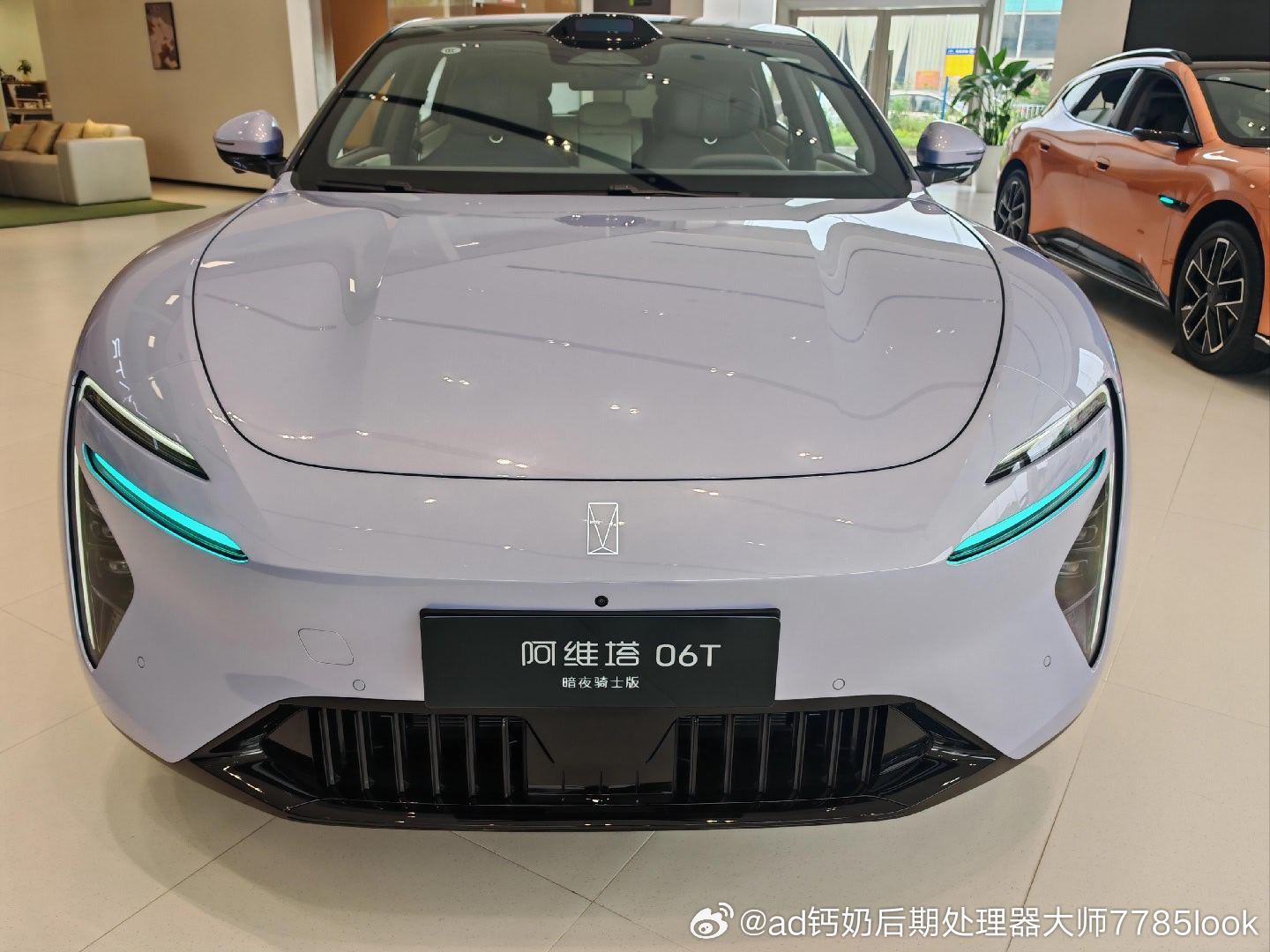 打卡阿维塔06T猎装骑士版
前天放周末，专门去打卡广州白云阿维塔店
刚进展厅就被阿维塔06T的猎装车身狠狠吸引，骑士专属外观设计，线条利落舒展，独特的猎装车姿态，绝对的回头感拉满。
坐进车内，感受到鸿蒙座舱HarmonySpace体验依旧在线，操作流畅丝滑，交互简单顺手。内饰用料精致，搭配骑士版专属 ​