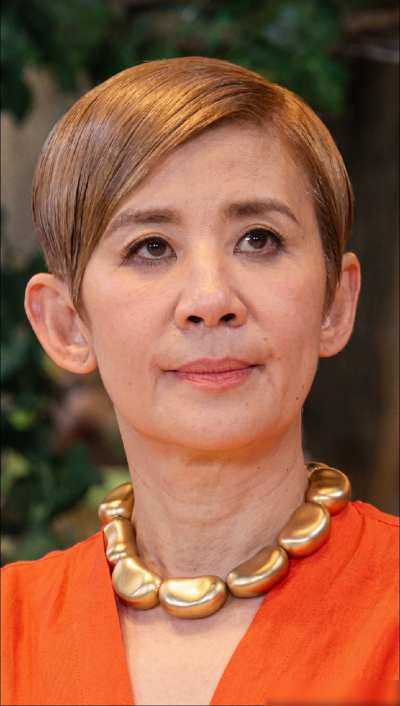 邓为和王星越一左一右，管吴君如叫小如。
这画面放在花少团里，属实有点反常识。毕竟吴君如入行四十年，是港圈公认的大姐大。
可饭局上她自己举着香槟放话：没有就是君如，就不要姐。还开玩笑说可以降级当二姐。一句话把陌生人局的尴尬全卸了。
两个后辈瞬间没了包袱，左右开弓小如喊得飞起，逗得她合不拢嘴。