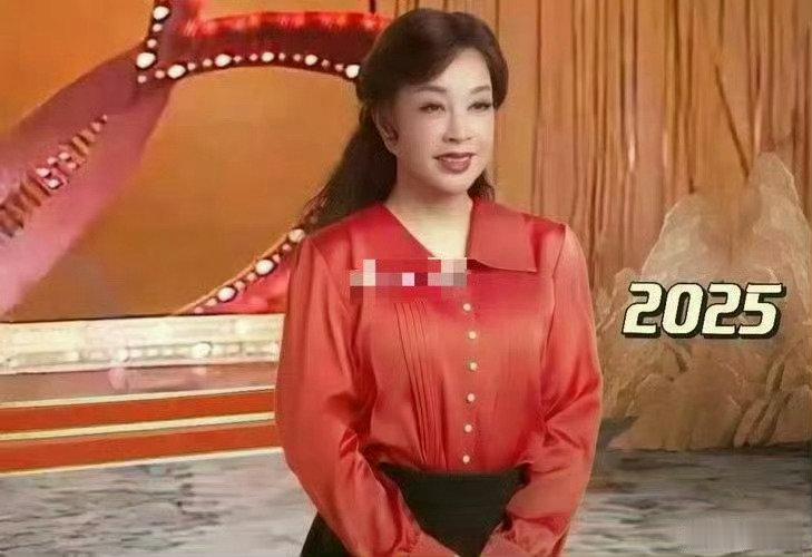 刘晓庆为了证明自己身材没变，穿上了47年前的服装。 [思考] ​​​