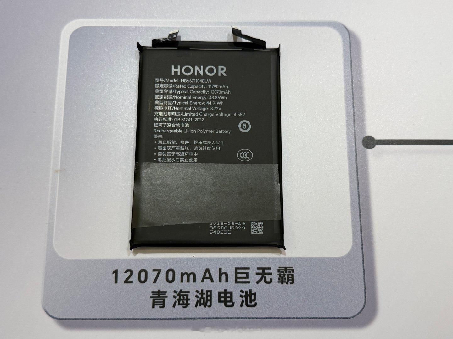 分享一下荣耀WIN2系列的拆机图，三个核心零部件尤为显眼，包括12070毫安时大电池、双内置风扇、双超大扬声器，这三个配置都集成在一款手机中！[哆啦A梦吃惊] ​
