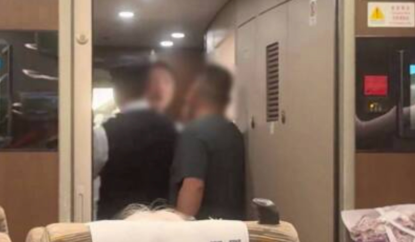 一名男子被查票时1分钟持续辱骂列车员14次，引发公众广泛关注。6月6...