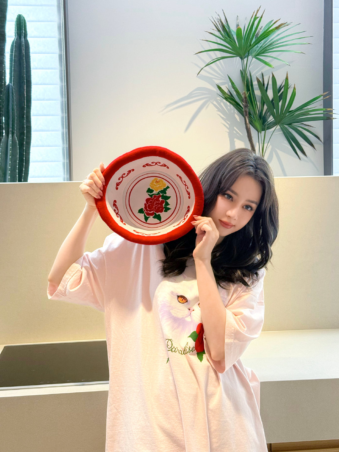 #迪丽热巴[超话]# 🫣 这是什么新的拍照搭子？申请加入姐姐的奇妙小世界～ ​