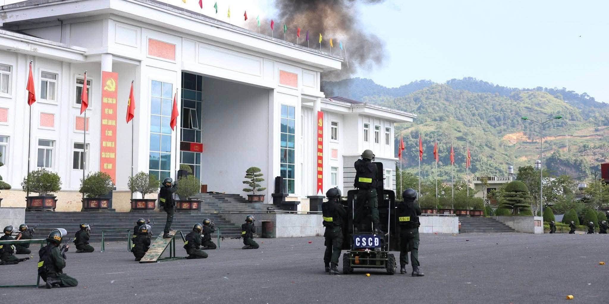越南机动警察部队使用搭载防弹盾牌的无人地面车辆(UGV)进行训练#每天认识一件兵器##烽火问鼎计划# ​