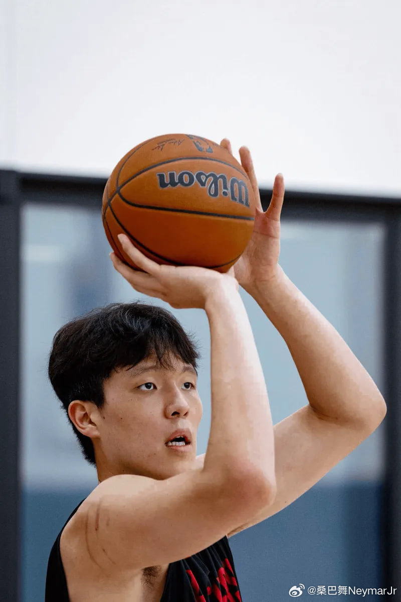 开拓者官方晒出杨瀚森的训练照与球迷分享。
今年夏天，杨瀚森出战了4场夏季联赛，场均登场24.3分钟，贡献13分8.5篮板3.8助攻1.8盖帽，投篮命中率56.8%、三分命中率44.4%，罚球命中率60%。
看着小杨瘦了一些呀，新赛季继续加油，打出风采。[yeah]
#中国男篮##NBA##杨瀚森[超话]##开拓者# ​