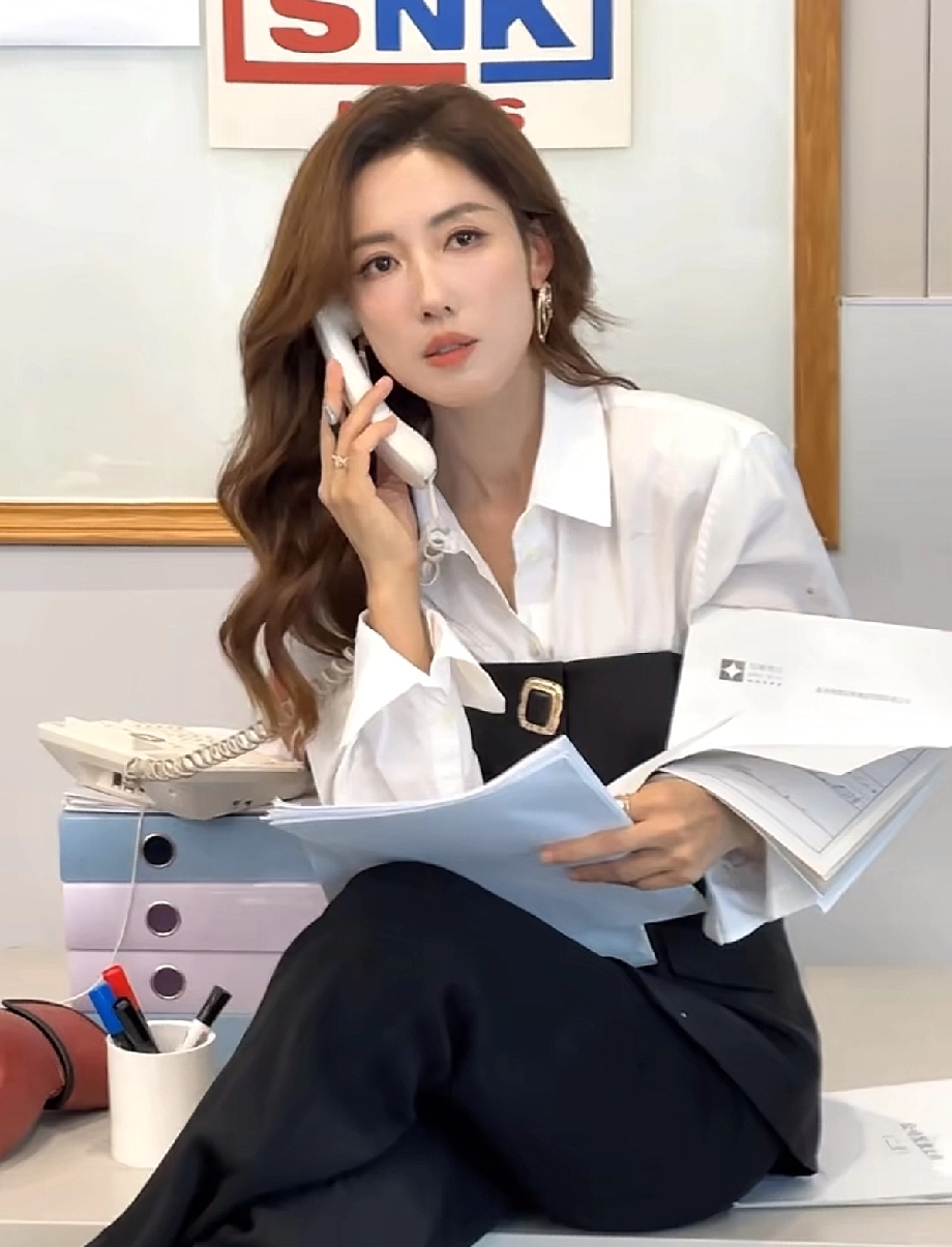 李施嬅，她真的是我小时候想成为的那种高知性女性美女，她唯一的黑点就是跟...