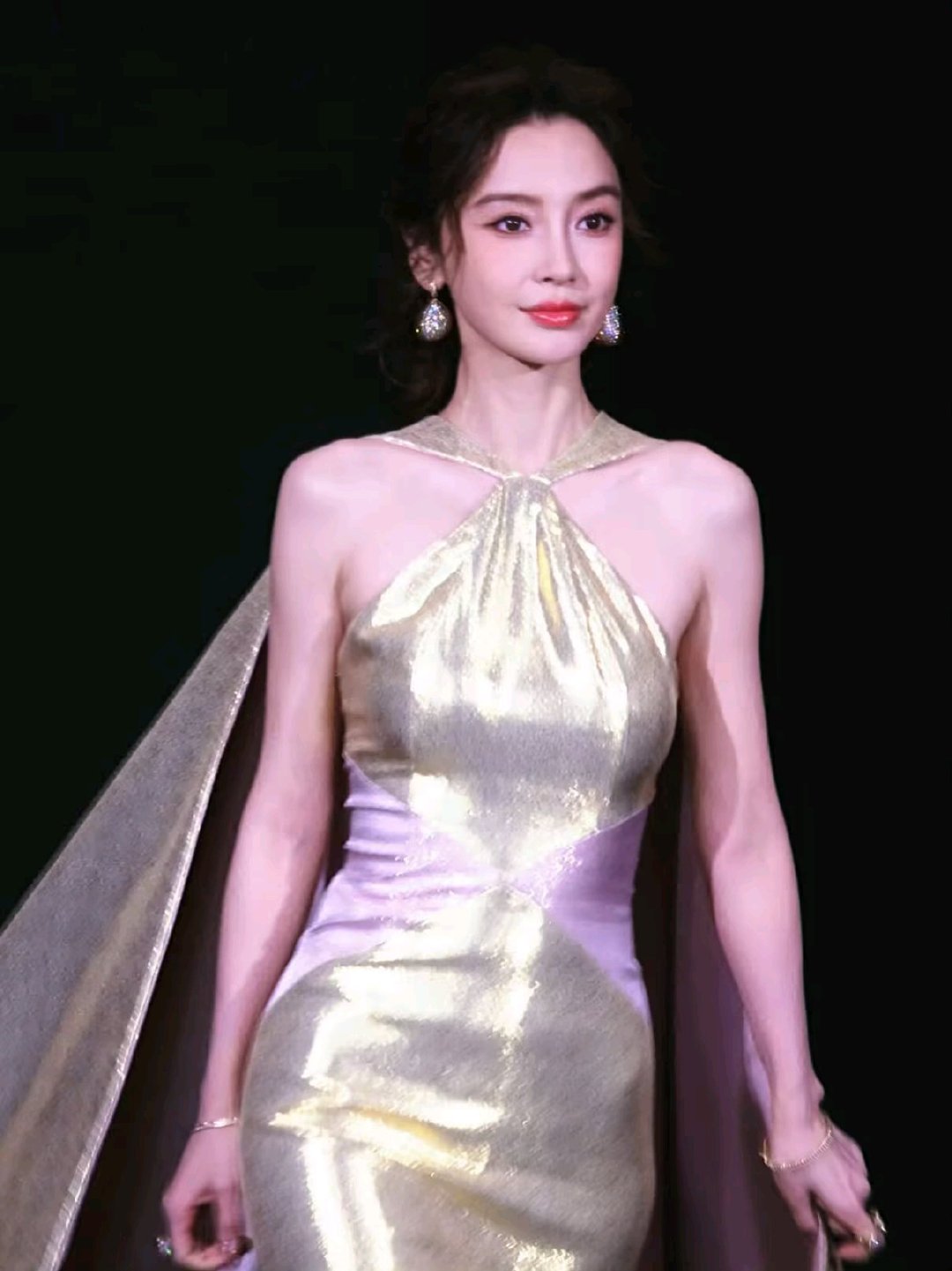 #angelababy[超话]# #angelababy到小海绵学校开家长会# 姐姐姐我们爱你一直 ​