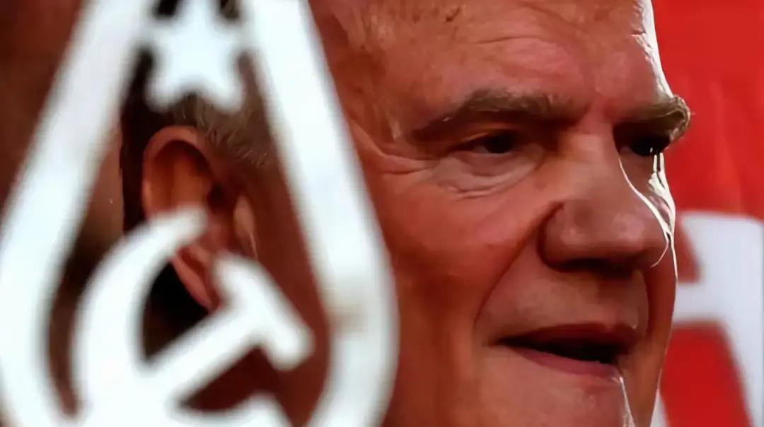 俄共领导人久加诺夫曾抛出一个死活没人信的暴论：苏联1991年散伙，第一大罪人根本不是戈尔巴乔夫，而是早早死在20年前的赫鲁晓夫。当年听到这话，很多人翻了个白眼。
消息传到莫斯科河畔那栋灰色大楼时，赫鲁晓夫正把一份厚厚的农业报告摔在桌上。玉米秆的干枯气息仿佛还缠在他的指甲缝里，但他此刻盯着的，是另一份