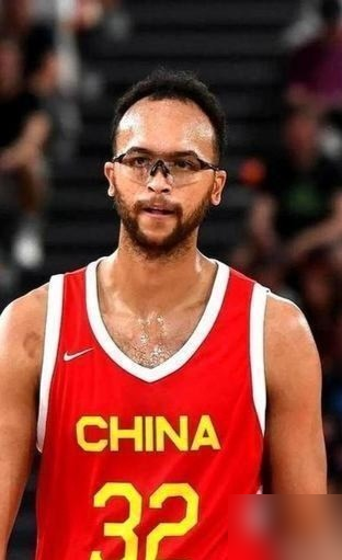 第三节单节24分，克拉克森一个人把中国男篮的底裤撕了个精光。那场球他拿了34分，菲律宾赢了我们21分。同一届世界杯，南苏丹的卡里克·琼斯场均20.4分10.4助攻，顺手把助攻王揣兜里，还单场轰过38分11助攻。
反观我们的归化，李凯尔。能传球，能策应，能卡位，数据看着挺全面，可一到比分咬死、需要有