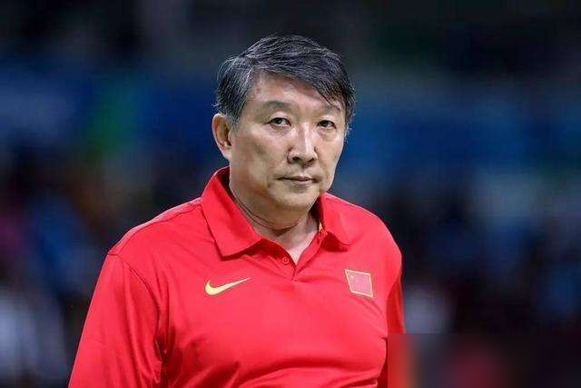 两届冠军队12个人，就留了王思雨一个。
宫鲁鸣这哪是换血，这是直接掀桌子。韩旭李月汝全不用，把张子宇刘禹彤两个大吨位内线同时塞进名单。一个2米23，一个2米01，往篮下一站就是两堵墙。
球迷吵翻了。有人说张子宇阵地战无敌，有人说她防挡拆就是活靶子，亚洲那些小快灵后卫能把她溜到抽筋。陈明伶世界杯刚