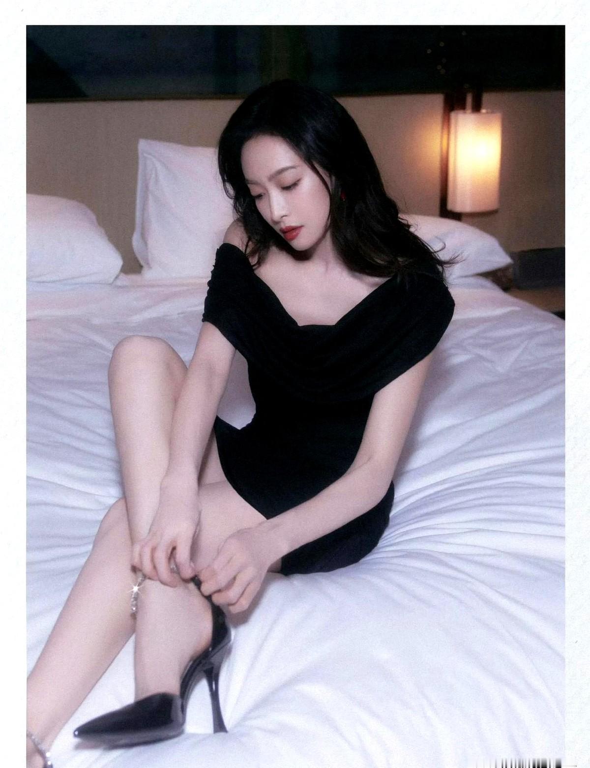 宋茜这身造型太绝了！黑色系穿搭直接封神，神秘感拉满！  一身黑色短裙搭...