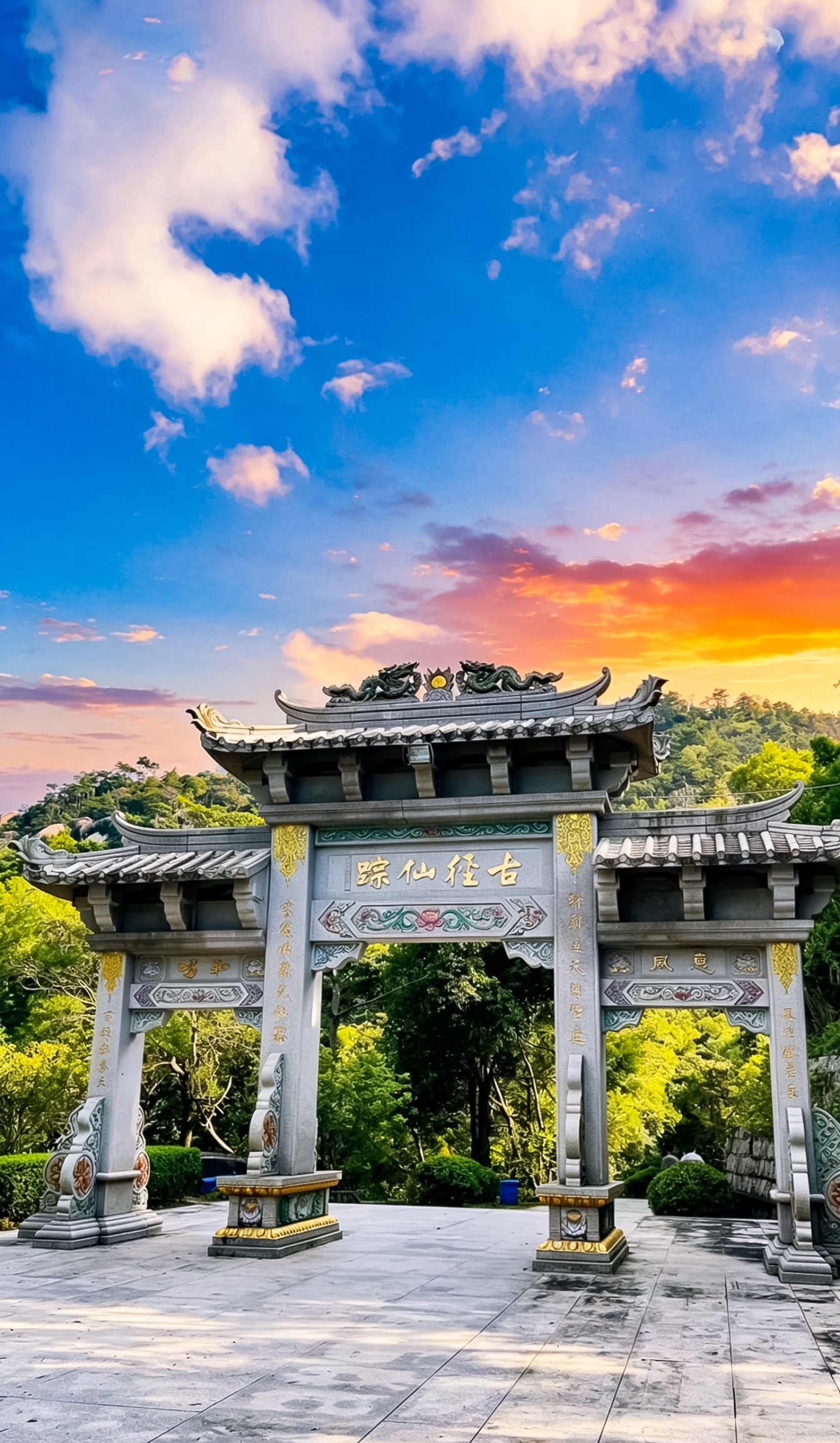 离火大运真相：一批人正在被时代清算离者，明也，大运以光明筛选众生，进入离火运之后，离火缓缓筛选一切。火运到来之时，焚烧清理的是浮躁侥幸的杂草、贪念丛生的杂念、浮华虚幻的虚名；沉淀留存的是根植心底的良知、刻入骨子里的坚守、纯粹不变的初心。离火大运最大的真相是，所有投机取巧、耍小聪明的人正在被时代清算。之前所有通过耍小聪明贪图到的小利，看似占到便宜、收获微利，会随着时光流转，一步步反噬自身。这几年，炒股的，炒楼的，购彩的，贪污的，种种投机取巧的，正在被反噬。离火运，好人赚钱的时代来了。如何做一个“好人”？简单来说就一句话：戒断多巴胺，吃高级的苦。离火运，生存突围的最优解是戒断多巴胺，直白点说，这是未来二十年发财最快的捷径。还有一件重要的事，离火主口舌、纷争、舆论，尽量不要让人知道你的近况和隐私，否则容易把自身推入火海。现在的环境好事容易招人嫉妒，困境容易惹人轻视，不必高估大部分人的同理心，也不要低估人性里的攀比与窥探欲，减少对外暴露生活细节，尽量悄无声息，便是避开绝大多数潜在的风波与危机。