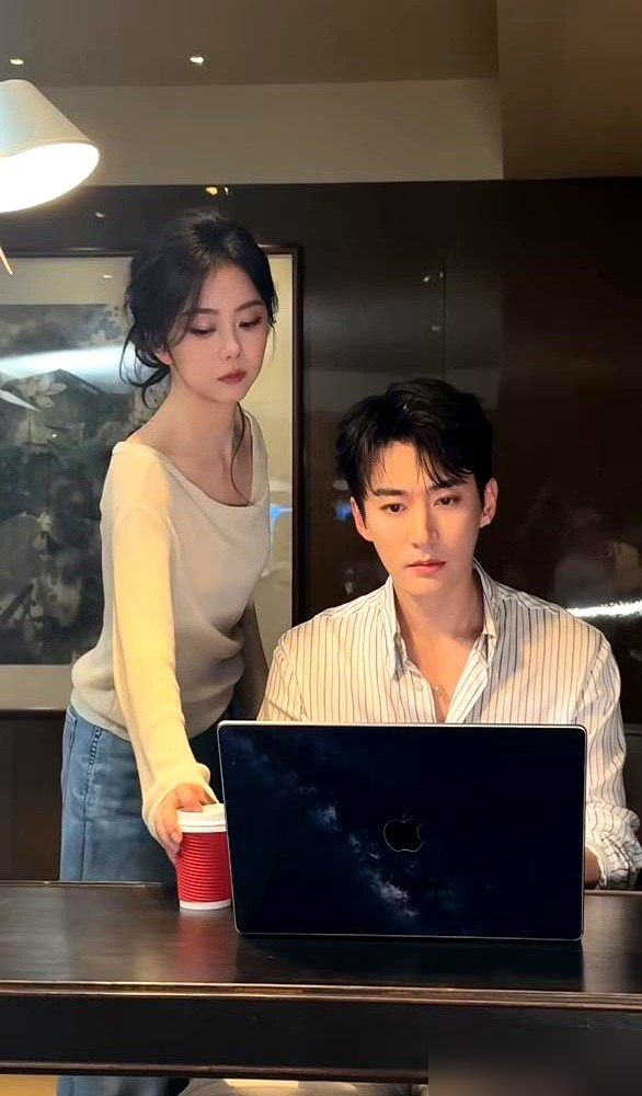 谭松韵自己都承认，跟刘学义拍感情戏，最怕对视，一对上就笑场，根本停不下来。
拍《兰香如故》吻戏，俩人笑到被导演轰下车吹风。导演急得喊停，没用。
最绝的是宣传期，李雪琴问吻戏咋拍的，刘学义张嘴就是一句：哥们儿，亲个嘴吧。谭松韵当场捂脸。
花絮更离谱。大婚扇巴掌那场戏，谭松韵怕打疼他收着力，刘学义