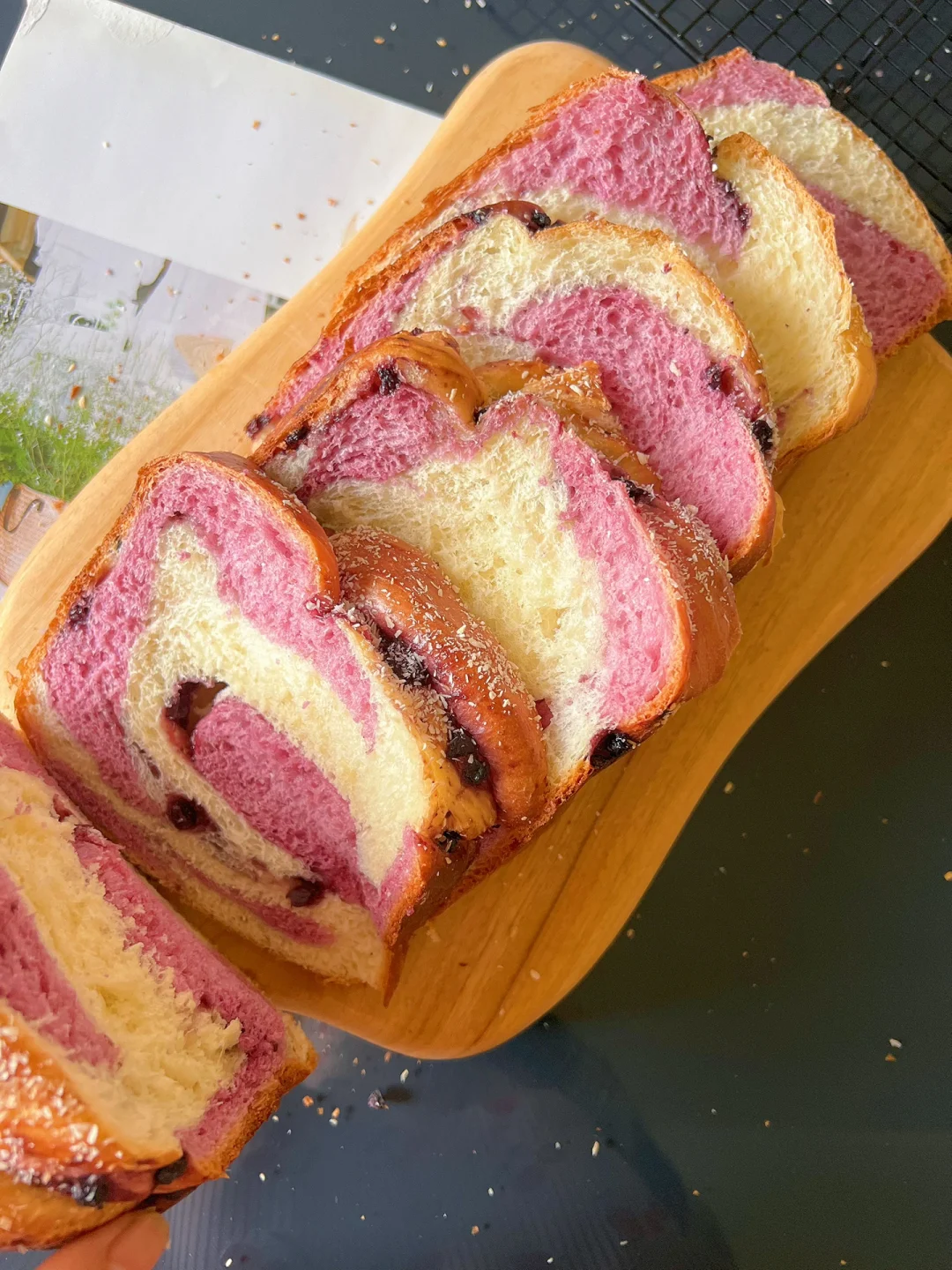 滴～滴～滴～双色蓝莓吐司出炉啦！