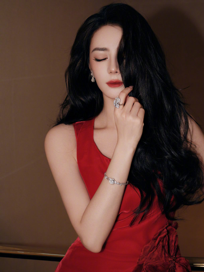 #Dior春夏大秀万物生长##时装周#

全球品牌大使迪丽热巴、谷爱凌，品牌大使李昀锐共同亮相迪奥二零二七夏季女装秀，共同见证创意总监Jonathan Anderson与DIOR开启的全新创意篇章。

迪丽热巴一袭红色垂坠长裙登场，流畅的斜裁线条勾勒出完美线条，浓郁热烈的红色，呼应品牌经典的女性力量美学。搭配大波浪卷发明艳大气，完全明媚热烈的迪奥红玫瑰！

谷爱凌则选择了一件满缀细闪的灰调花呢西装，撞色黑缎翻领利落又有层次，细碎亮丝在光线下隐隐闪烁。西装剪裁兼具力量感与精致感，与她自信鲜活的气质完全契合，刚柔并济，完美诠释迪奥摩登独立的现代女性表达。

李昀锐的造型松弛又雅致，深色镶边外套搭配简约白衬衫，搭配浅灰休闲长。随性舒展的穿搭格调，古典、优雅、矜贵，少年感与从容感并存，完美呈现出迪奥低调高级的绅士质感。