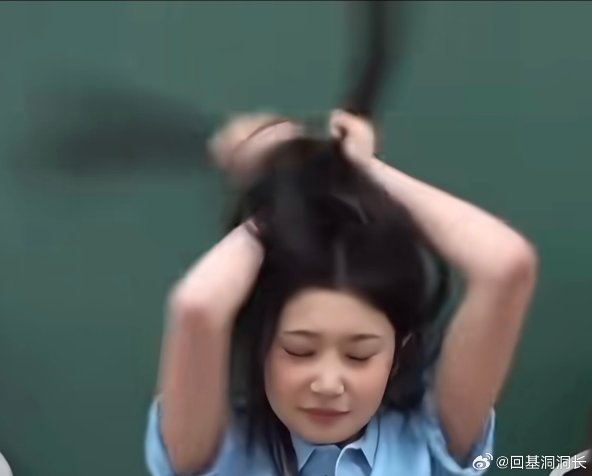#洞长的智言翩语# 上一个这么转的还是周星驰[并不简单]转粉了，一下子转粉了，洞长彻底对她们改观了。saki为了宣传也是拼了，几个小姑娘个个都很卖力，但团队定位风格是公司定的，和成员无关，说白了老板定的调，员工只能执行。总之，看了mcd的那场打歌和这saki转头发，我真的对她们路（略黑）转粉了， ​