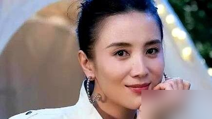 宋佳开口找那英要成都演唱会的票，那英没接茬，直接回了句：别要票了，你上台唱吧。
这话听着像玩笑，其实是高手过招。那英把给票这茬，顺手就掰成了请嘉宾。一张票是小人情，上个台就是大情分，几万观众盯着，里子面子全给足了。
宋佳也真接得住。南京站她空降，合唱《梦醒了》，独唱《出卖》。那英台上说，这姑娘为