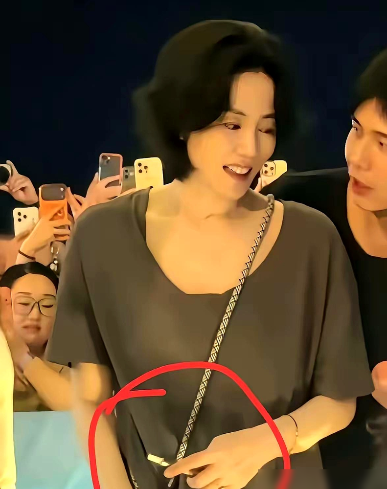 19岁李嫣当众抽电子烟，亲爸就在旁边没制止！
去年八月跟李亚鹏、海哈金喜聚餐，饭后在餐厅门口被拍。
抽电子烟动作熟练，夫妻俩就在一旁，反应平淡没制止。今年又有路透，再次拍到她抽烟。
爸爸李亚鹏向来对外讲究传统家教，妈妈王菲是资深烟民，姐姐窦靖童也不讳言吸烟。
网友吵翻，有人说19岁成年有选择