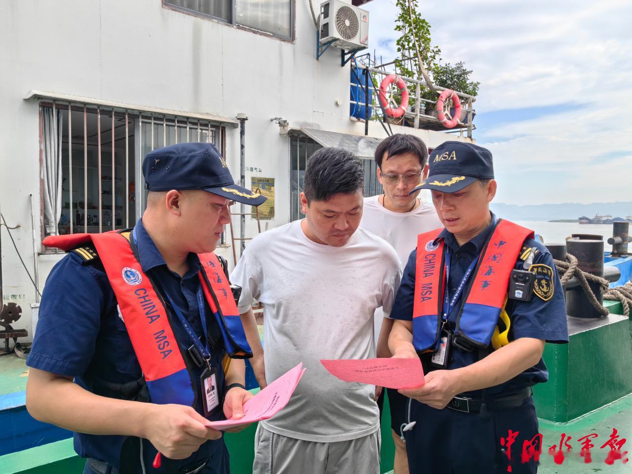 【重庆丰都海事处设立船员快递收发点 打通服务船员“最后一公里”】9月3日，重庆丰都海事处执法人员来到辖区重点水域凤尾坝停泊区，逐艘船舶对丰都船员快递收发点进行宣传。

船舶长时间在江面上航行，靠港时间零散、靠泊地点也不固定，生活物资采购、个人物件寄送、船舶配件补给等诸多需求无法及时得 ​