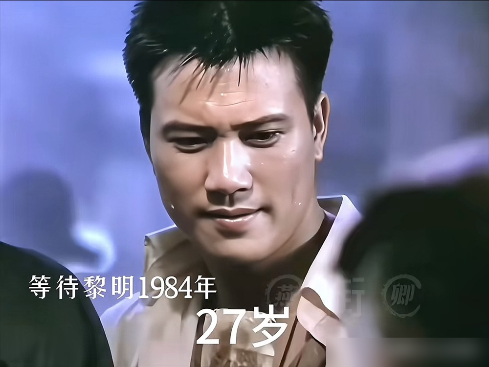 周润发被万梓良逼到私下找导演告状，说你演成这样，我怎么接。
王晶在节目里亲口爆的料，拍《江湖情》那会儿，万梓良演戏是往死里给情绪的，神经质、夸张、压迫感拉满，根本不管对手怎么接。
发哥那场戏直接懵了，跟王晶说，跟他斗夸张我肯定斗不过。然后发哥干了件事，把表演全部收回来，纹丝不动，就靠一双眼睛死盯