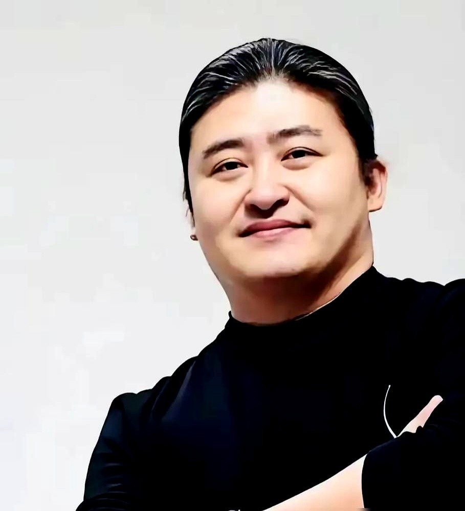 “皇上，你害得世兰好苦啊。”

这场撞墙戏导演喊卡后，蒋欣趴在地上哭到根本起不来。工作人员过去扶，她整个人都在发抖，眼泪混着鼻涕，台词也说不利索。

她演的时候没去吼，而是嘴角扯着笑，眼泪同时往下掉，紧接着一头撞上去。

别人看华妃是跋扈，蒋欣读出的是她一辈子就认准一个人。把欢宜香当恩宠，把生不了孩