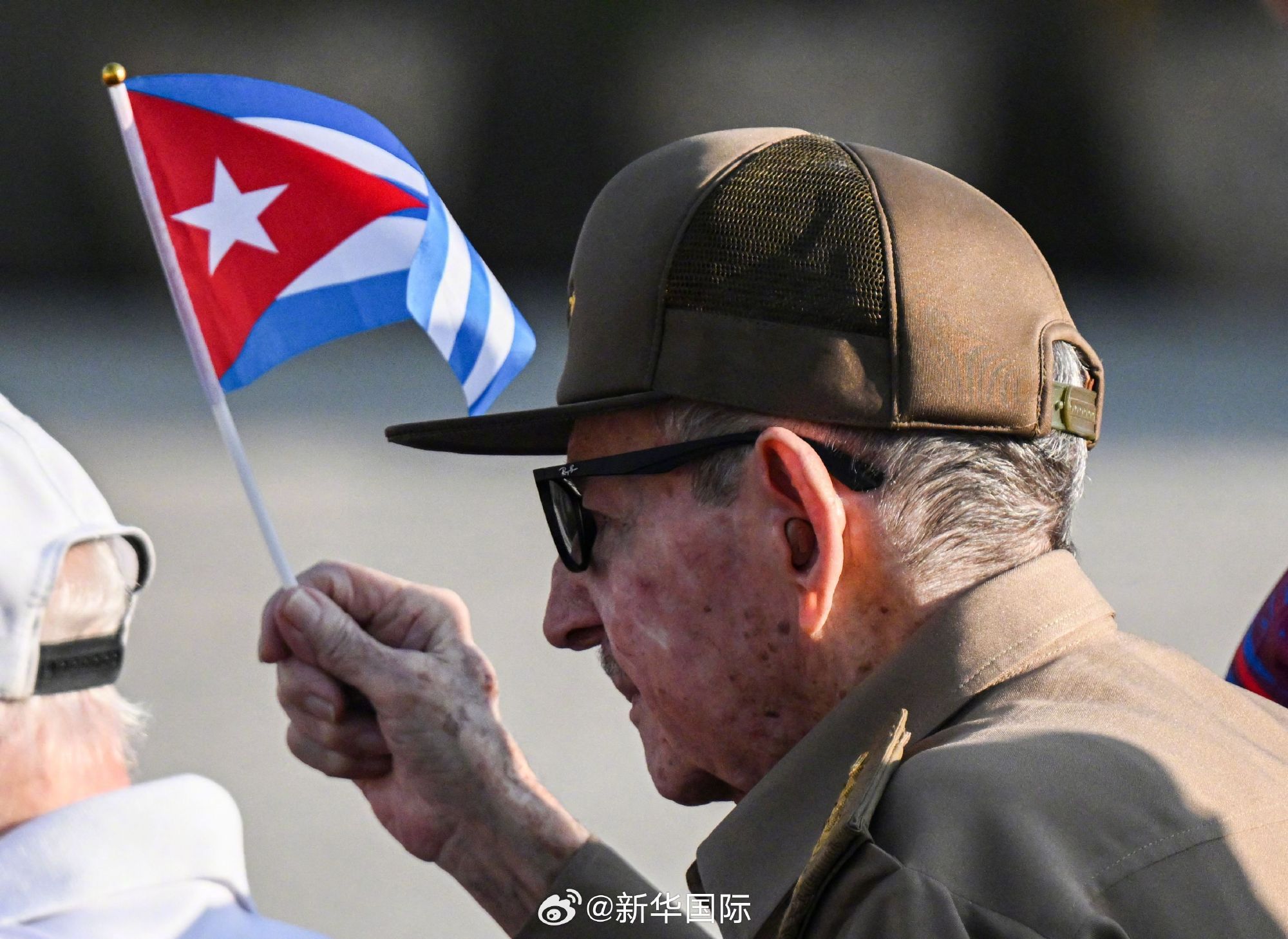 #美对劳尔·卡斯特罗发出逮捕令##古巴谴责美国起诉劳尔卡斯特罗#【美佛州称对古巴革命领袖劳尔·卡斯特罗发逮捕令】美国佛罗里达州总检察长詹姆斯·尤思迈耶19日以所谓“参与一级谋杀”的理由对古巴革命领袖劳尔·卡斯特罗发出逮捕令。
今年5月20日，佛州南区联邦地区法院一个大陪审团同意起诉劳尔·卡斯特 ​