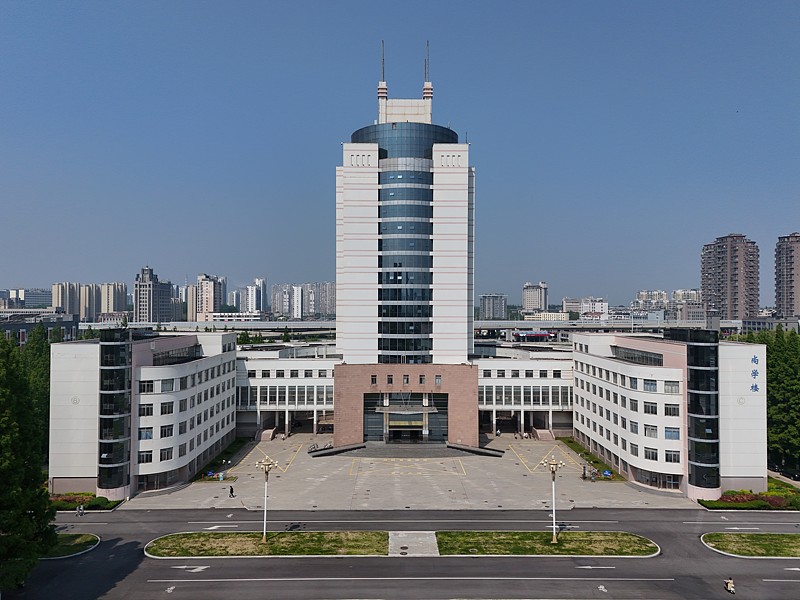 一个鲜活的生命从高楼坠落，本该换来的是同情与追思，谁料却被某些人当成了流量密码。一位南医大的老师，就这样稀里糊涂地被扣上了“冷血恶师”的帽子。
网上的说法有鼻子有眼：学生的父母遭遇严重车祸，他心急如焚向导师请假回家，导师却冷冰冰地拒绝，硬是不肯多批几天假。这故事一出，舆论瞬间炸锅，多少人义愤填膺，键