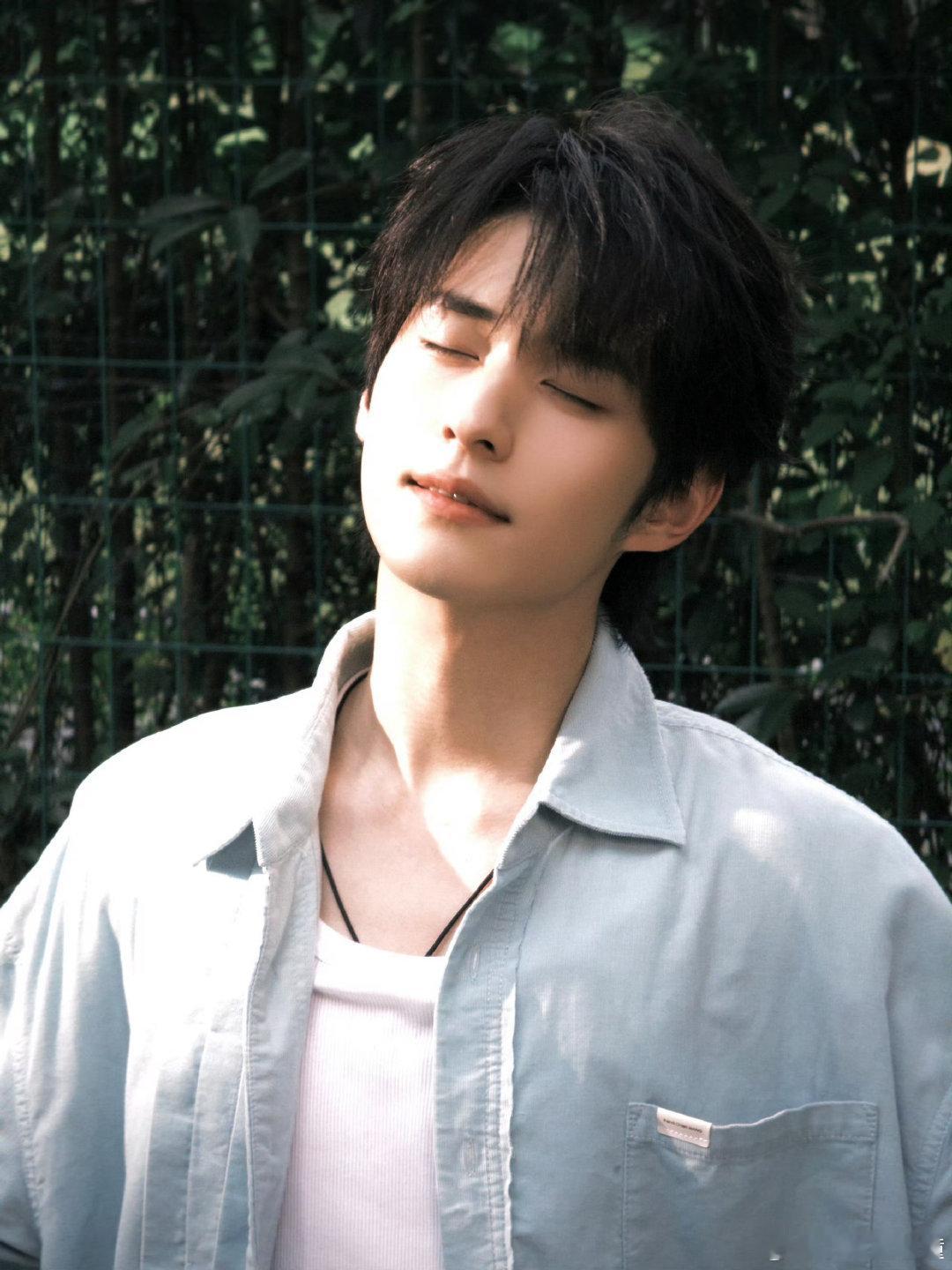 #徐振轩[超话]# 求回复 真的很喜欢这种自由清新搞笑帅气温柔善良活泼开朗
就是萌！正面看，帅！背面看，萌！左边看，帅！右边看，帅！上面看，萌！下面看，萌！用苹果手机看，帅！用华为手机看，萌！用小米手机看，帅！用三星手机看，帅！用欧珀手机看，萌！用维沃手机看，帅！用八八四八手机看，帅！ ​