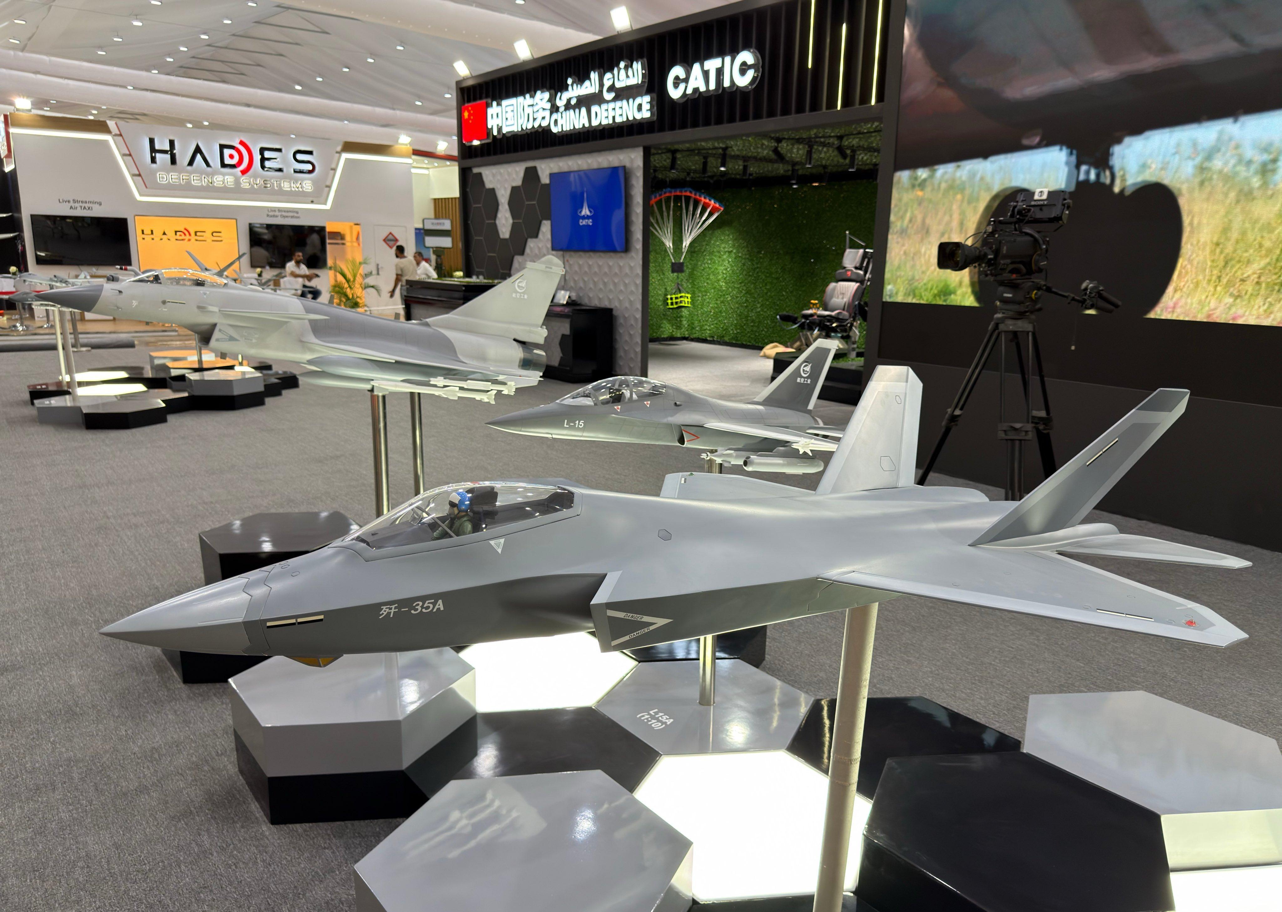 2026年埃及航展上，中国航空工业集团室内展区，展出全套航空装备阵容。歼10CE战斗机居于核心位置，运20、运9E、“翼龙”系列无人机、直10ME、直9ME及L-15教练机一同亮相。