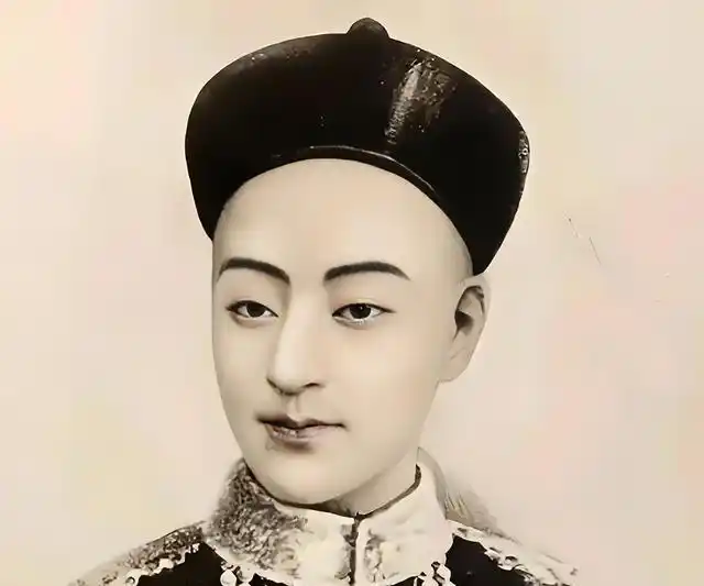 光绪过继给咸丰为子，名义上慈禧是光绪的母后，而光绪叫她皇爸爸。

光绪皇帝管慈禧叫&34;皇爸爸&34;，这件事有案可查，不是民间传说。

一个叫别人爸爸的人，那个人同时还是他的母后。这两件事叠在一起，乍一看像是哪里出了差错，细看之下，每一层都有它的来处。

载湉四岁进宫，这声称呼是被人教着叫的，叫了就叫了。背