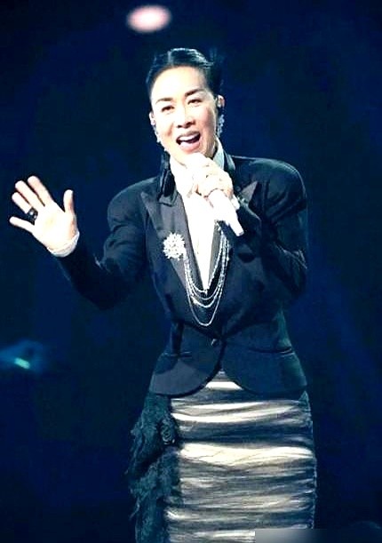 “给我朋友留两张票。”宋佳刚开口，那英连磕巴都没打，直接把话堵死了。

她没扯“我看看情况”、“到时候再说”，直接亮底牌：票早被平台、老员工和家里长辈瓜分干净了，真没票。

拒绝得干脆，事办得却漂亮。那英转头就安排人去场外给宋佳的朋友塞了两杯热奶茶，顺手抛了个台阶：下次你直接来当帮唱嘉宾，签名随便拿