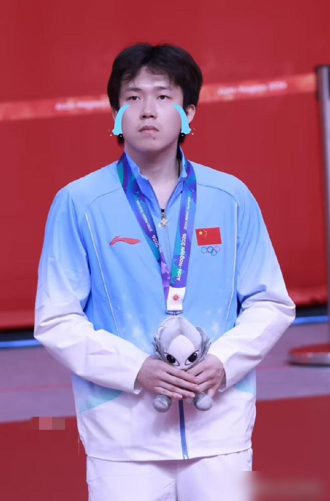 马龙樊振东一退，国乒男队的底裤，全靠王楚钦一个人兜着！
刚因伤缺席比赛，积分一掉到第四，网上就全是唱衰声。但大家别忘了，世乒赛4比1拿下雨果封王，世界杯4比3死磕松岛辉空登顶，伦敦世乒赛更是十战全胜扛下MVP。
2026年6月戴上队长袖标，他是真拿命在顶。
可问题是，王楚钦之后呢？后面断层断得