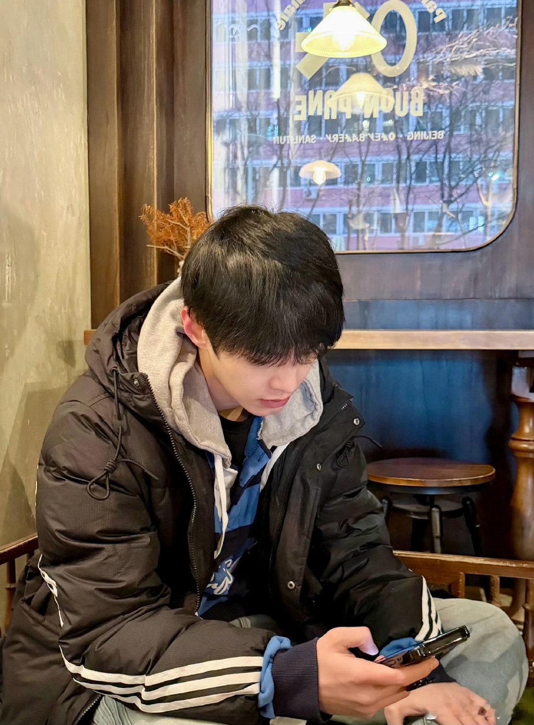 #何与[超话]#   路过的岛屿可以给点经验吗 求求啦​