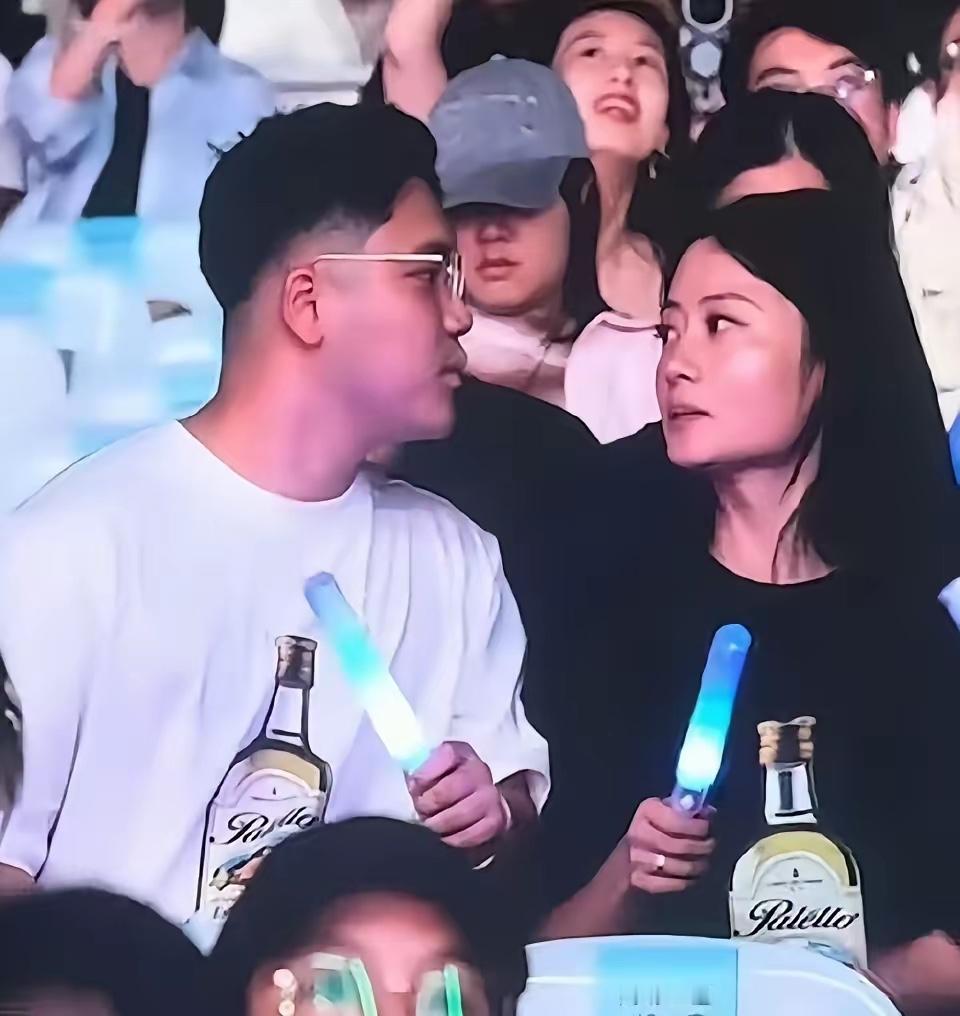 全网大型翻车！演唱会拒吻情侣彻底反转，打脸所有爱脑补的网友
萧敬腾演唱会想亲被拒情侣迎来新的乌龙反转！
男女两个人发布了最新视频，还亲吻了一下给大家看，说两个人感情一直很好，恋爱这么多年胖了40斤很难不是真爱，男子称以后不能这么调皮了是他玩心太重。
网上那个叫“乔治爱吃泡椒”说自己是男主本人已经分手