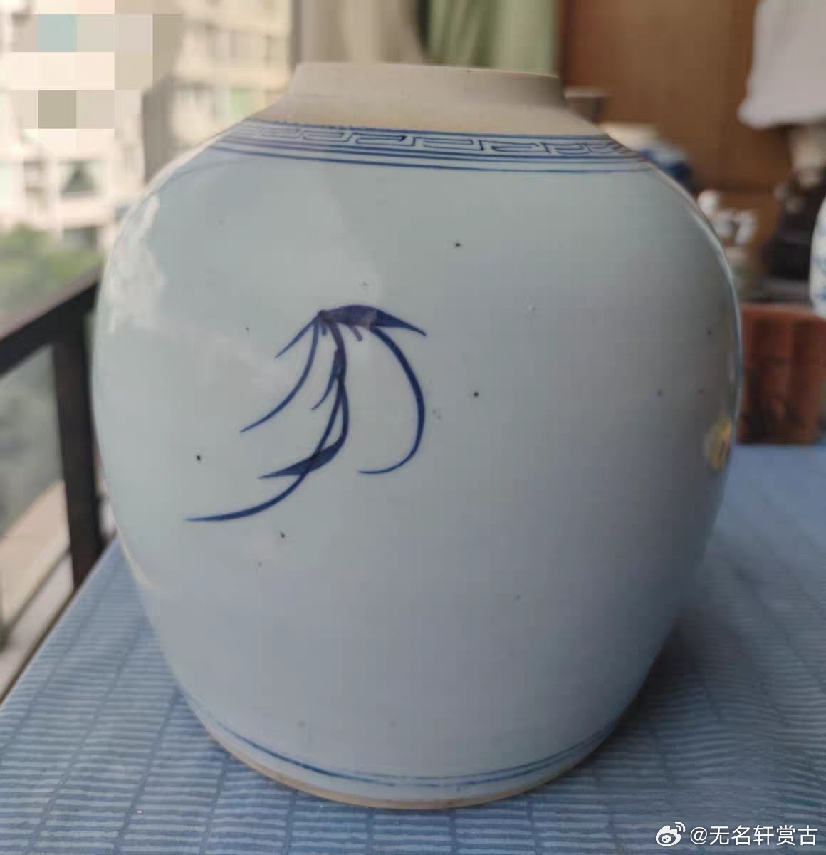 清中期青花福禄寿三星人物纹大罐（有冲线，无盖）#生活手记##每天认识一件文物##每天一片瓷##每天一片瓷##故宫[超话]#
年代：清中期（嘉道时期民窑）
画片解读：主体绘画传统福禄寿三星吉祥题材。中间为禄星手持如意，代表官禄；右侧福星怀抱童子，寓意福气满堂；左侧寿星捧仙桃，代表长寿。口沿位置一 ​