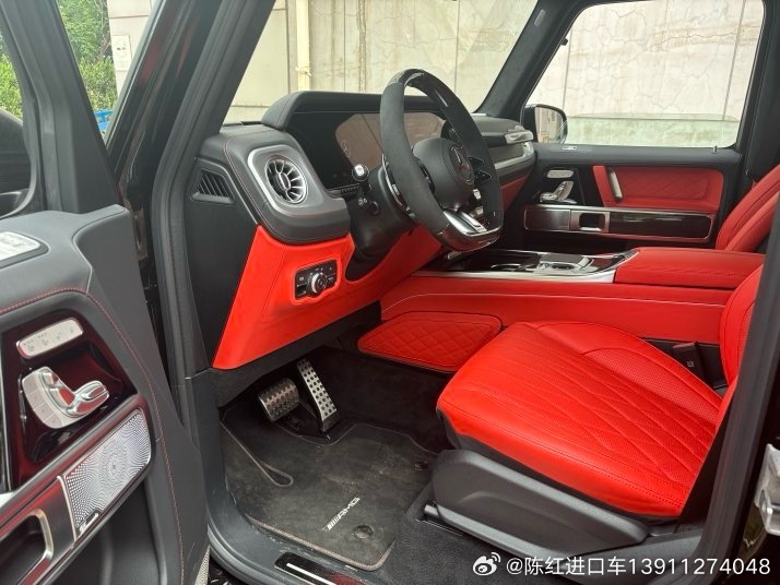 奔驰G63 26款
颜色:黑/红。欧版
配置:黑/干椒红全红 
三碳超级大满配 双色仪表台 全红内饰 大暗夜 22寸V型轮 多轮廓菱形格座椅 碳纤维内饰 碳纤维方向盘 碳纤维外观包 舒适包 温暖包（方向盘加热 风挡加热）性能包（A22电磁悬架 赛道模式）后娱 熏黑踏板 熏黑排气 黑色G级钥匙孔 拖钩 红卡钳 ​